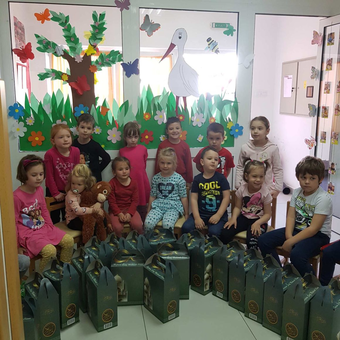 “Пријатељи завичаја” поклонили пакетиће поводом бајрамских празника дјеци из вртића “Бамби” у Козарцу